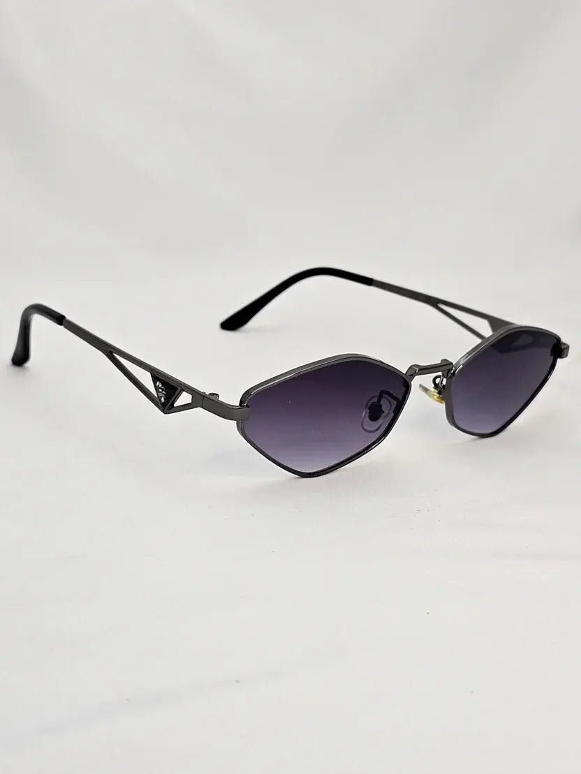 Prada حريمي - Brother Storeنظارة شمس بعدسات زجاج او بلورايز من اختيارك بتوفرلك حماية من اشعة الشمس وكمان شياكة ملهاش حدود بتيجي بالعلبة وجراب وكتالوج ومنديل وعبوة لتنظيف العدسات