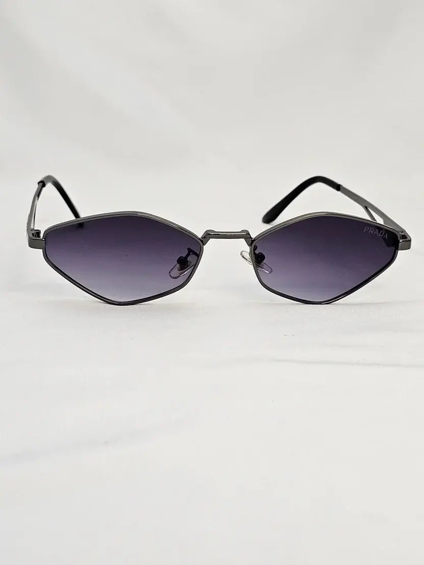 Prada حريمي - Brother Storeنظارة شمس بعدسات زجاج او بلورايز من اختيارك بتوفرلك حماية من اشعة الشمس وكمان شياكة ملهاش حدود بتيجي بالعلبة وجراب وكتالوج ومنديل وعبوة لتنظيف العدسات