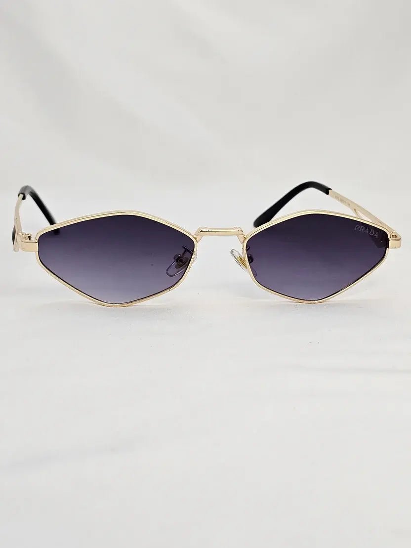 Prada حريمي - Brother Storeنظارة شمس بعدسات زجاج او بلورايز من اختيارك بتوفرلك حماية من اشعة الشمس وكمان شياكة ملهاش حدود بتيجي بالعلبة وجراب وكتالوج ومنديل وعبوة لتنظيف العدسات