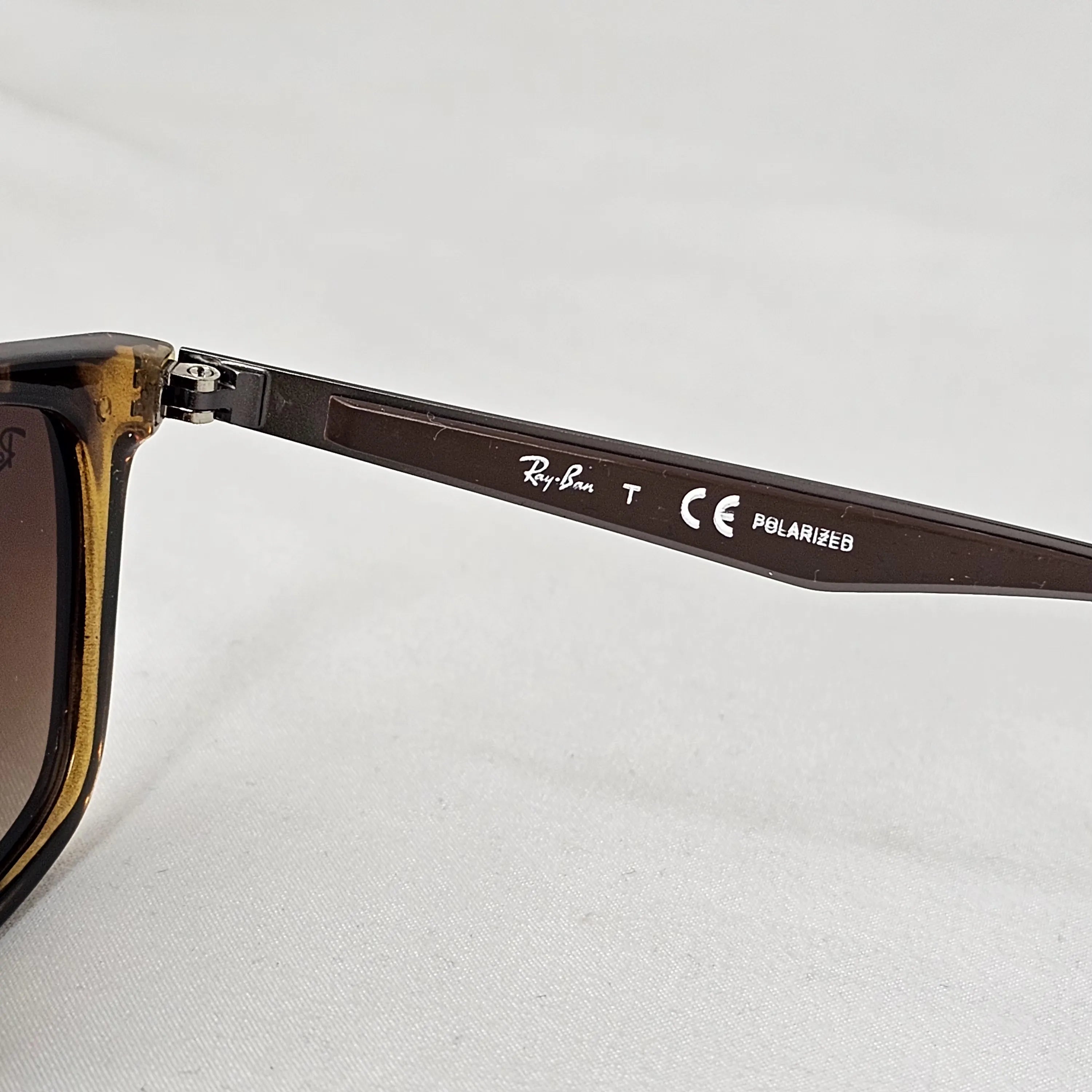 Ray-Ban RB4228F.