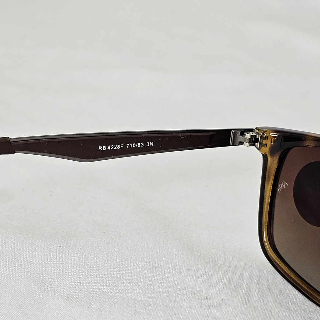Ray-Ban RB4228F.