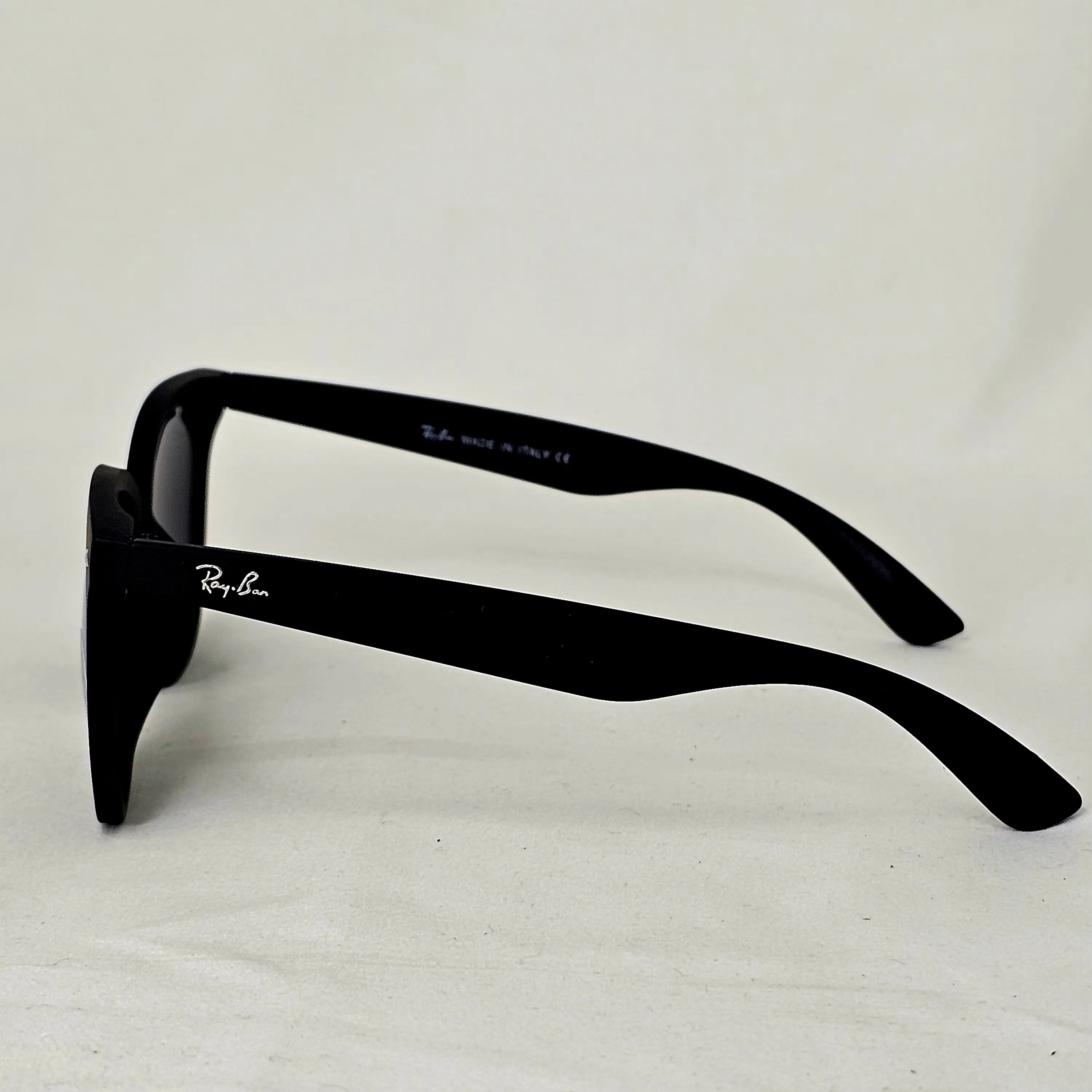 نظارة ري بان R4567 Polarized - تصميم "أوفر سايز" عصري بعدسات بولارايزد وحماية UV400