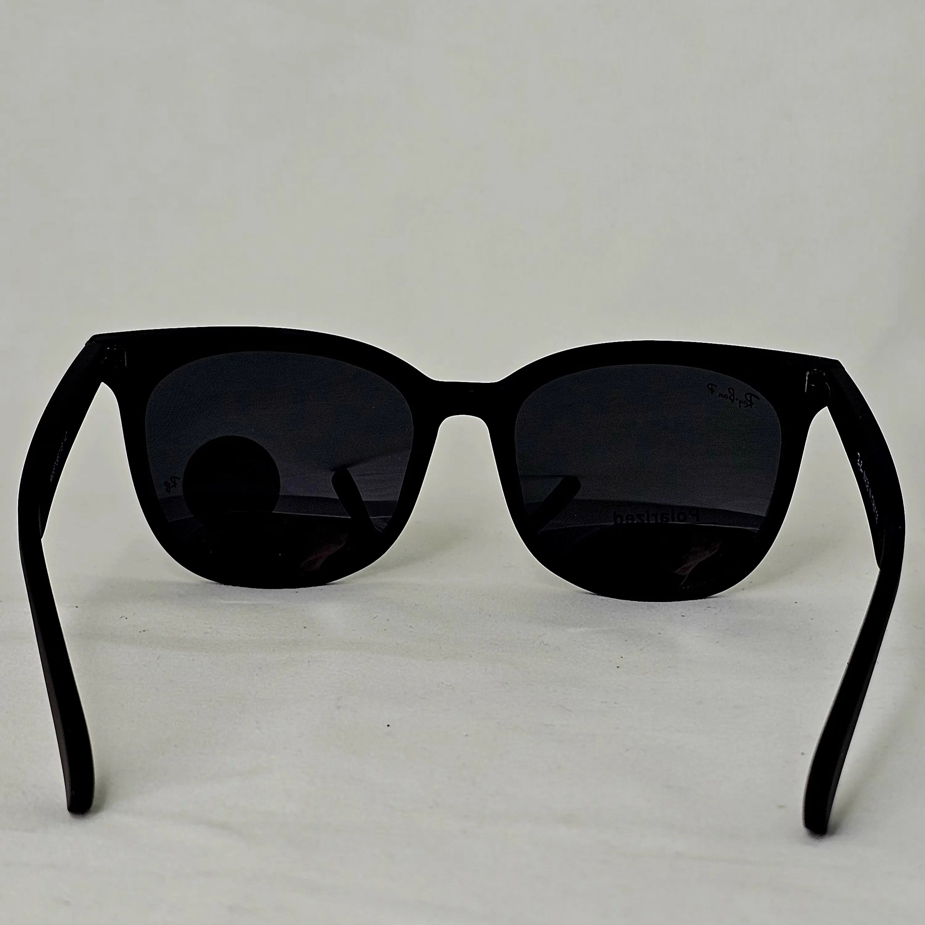 نظارة ري بان R4567 Polarized - تصميم "أوفر سايز" عصري بعدسات بولارايزد وحماية UV400