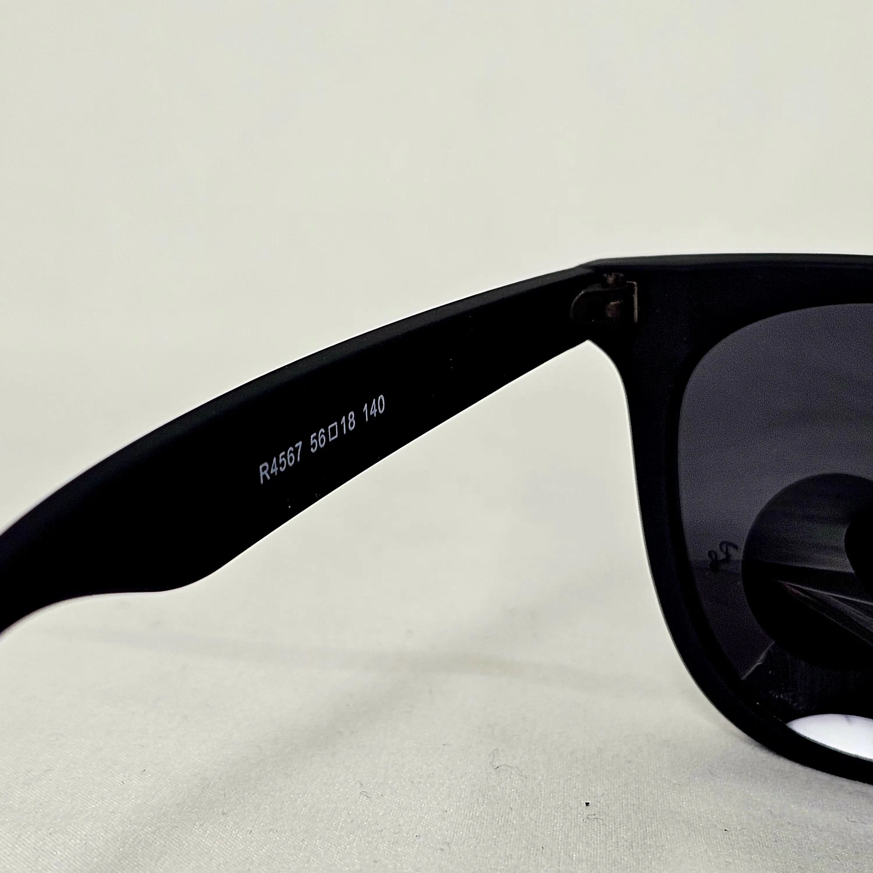 نظارة ري بان R4567 Polarized - تصميم "أوفر سايز" عصري بعدسات بولارايزد وحماية UV400