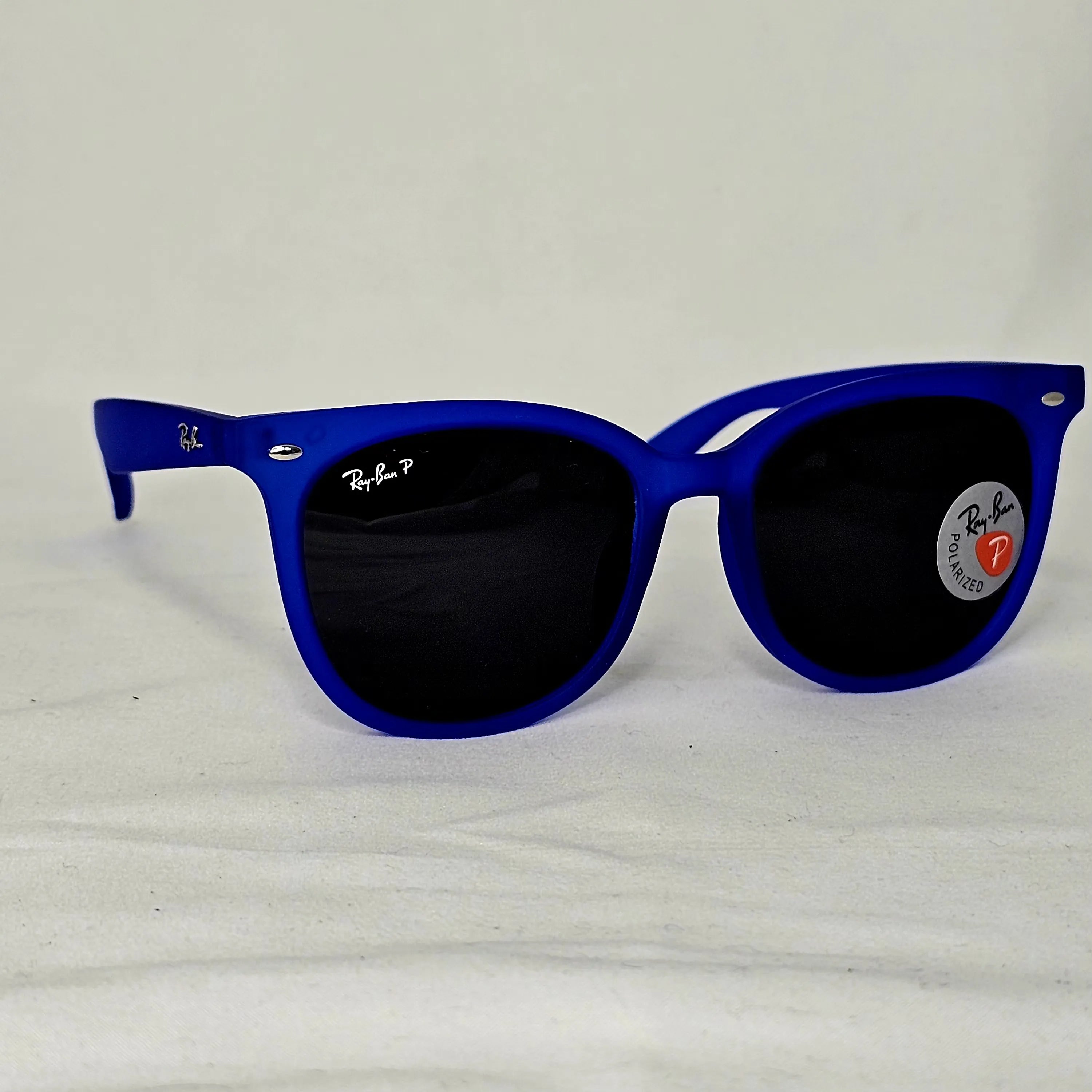 نظارة ري بان R4567 Polarized - تصميم "أوفر سايز" عصري بعدسات بولارايزد وحماية UV400